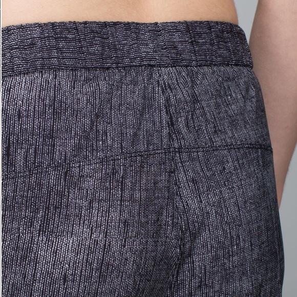 Lululemon Black & White Jogger Pants Sz 6 - Picture 6 of 15